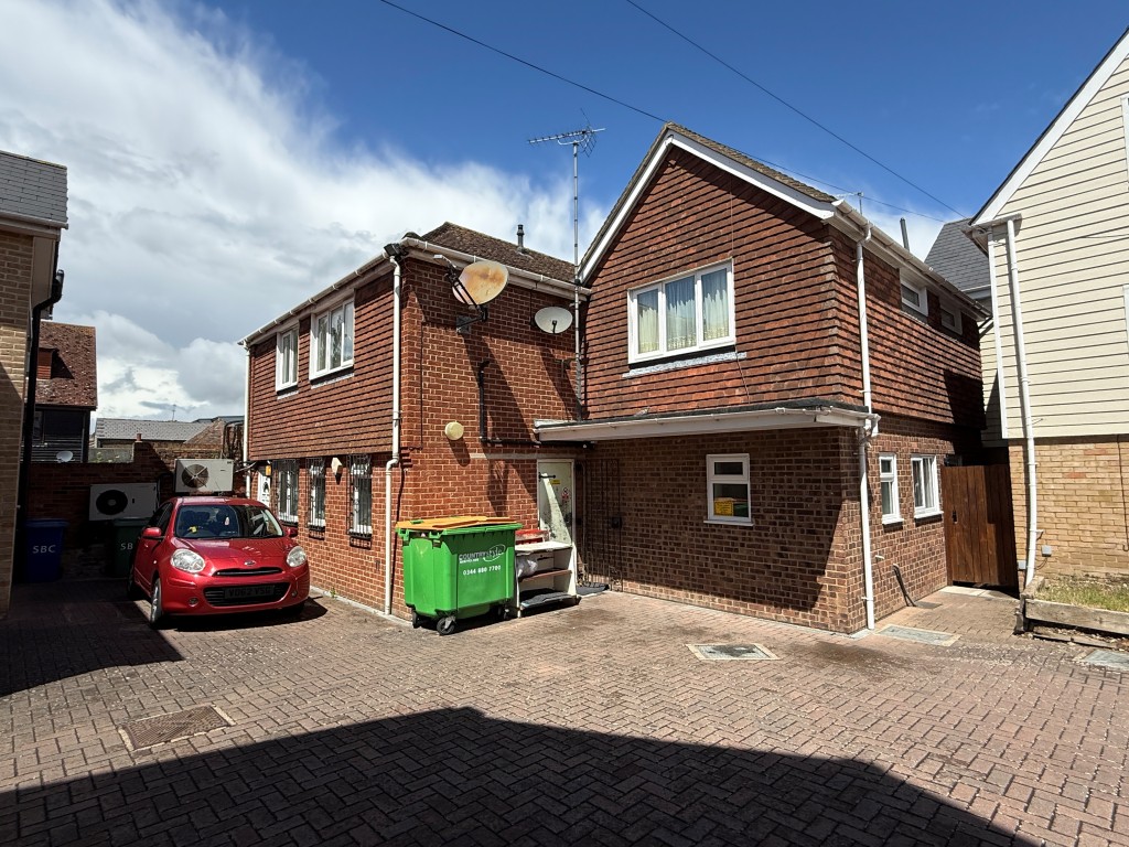 Lot: 74 - MIXED USE INVESTMENT IN TOWN CENTRE - FIVE FLATS AND COMMERCIAL UNIT - Rear of East Street property